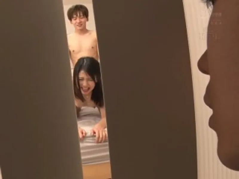 Thanh niên đang vụng trộm với chị nhà sát bên thì anh người chồng về...