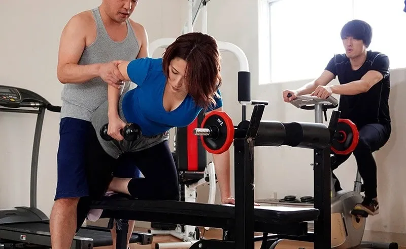 ông xã phát hiện cô vợ địt trộm với huấn luyện viên thể hình