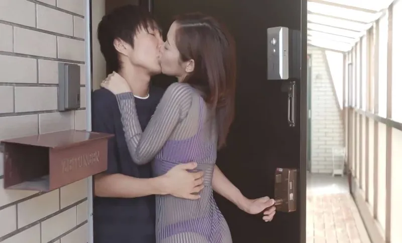 Em hotgirl cạnh nhà với chiếc quần lót lọt khe và cậu nhóc nhà kề bên may mắn