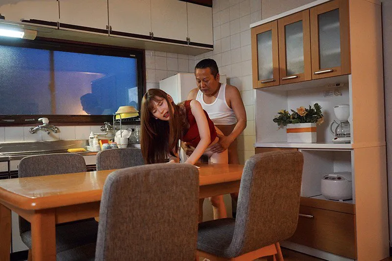 Cô con gái bị ông chồng mới của mẹ nắc mỗi ngày, cho dù đã có người yêu