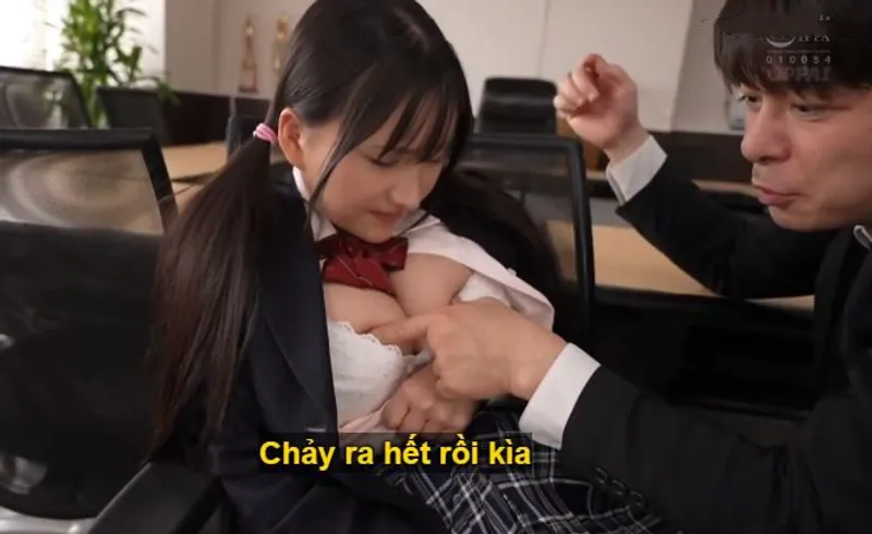 Ba năm trời, thầy giáo rèn luyện cô học trò ngực đẹp thành "chứa tinh thánh".